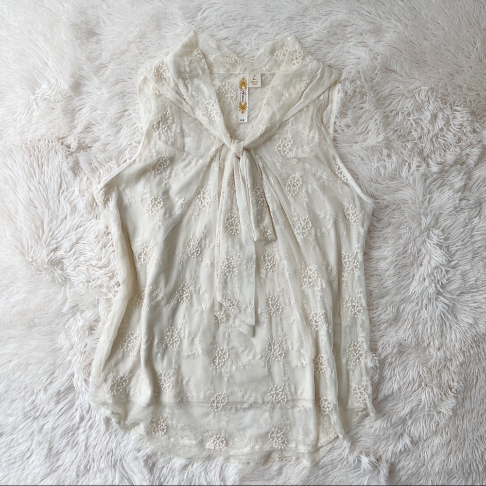 Ado cream lace sleeveless top  shell pussy bow tie attached camisole Sz L